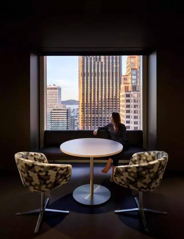 只有黑、白、灰三種顏色的辦公室？——極簡(jiǎn)主義的設(shè)計(jì)哲學(xué)