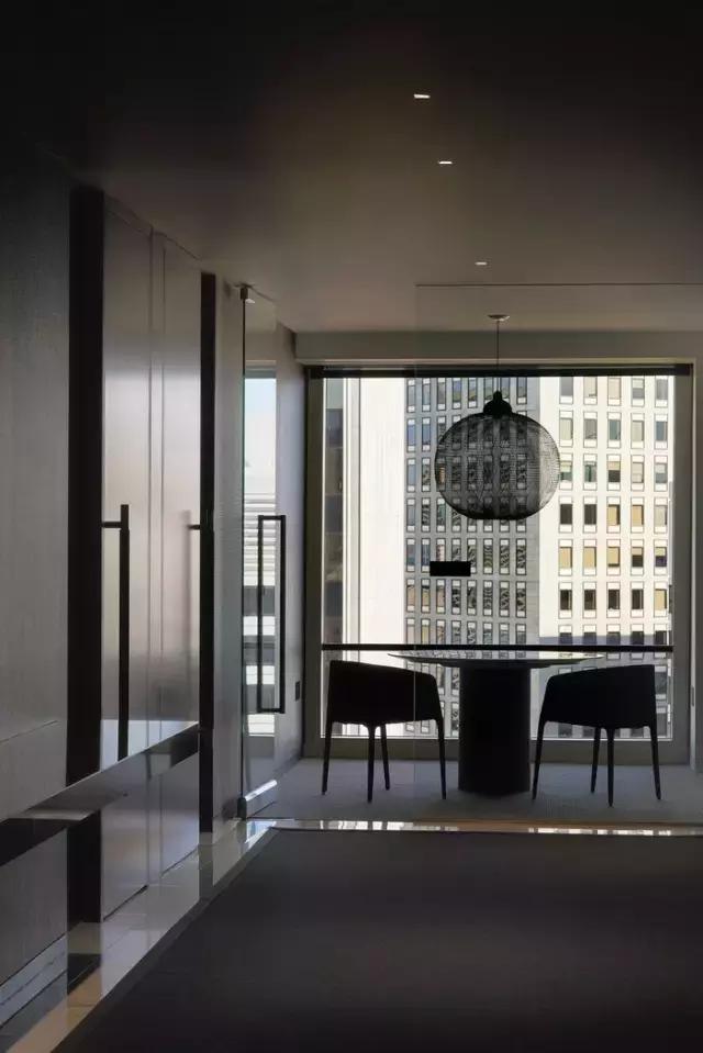 只有黑、白、灰三種顏色的辦公室？——極簡(jiǎn)主義的設(shè)計(jì)哲學(xué)