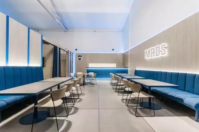 就喜歡這種天馬行空的藍，馬德里Movistar Riders辦公室設(shè)計