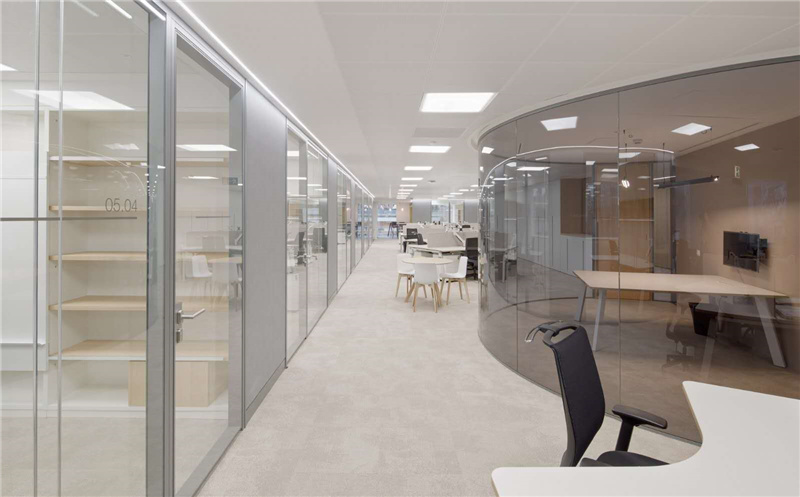 極簡(jiǎn)風(fēng)格辦公室設(shè)計(jì)，把純凈體現(xiàn)到較高程度！